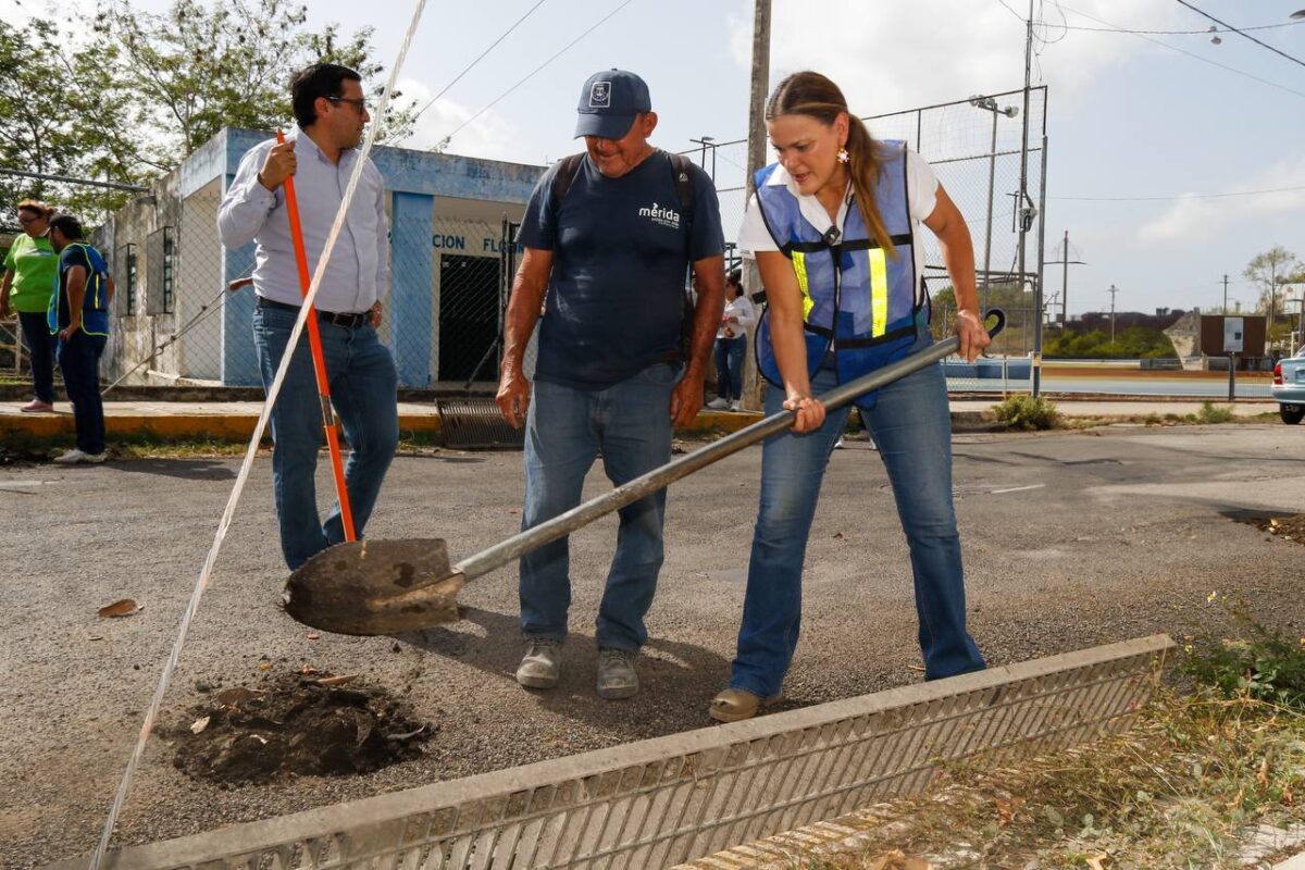 Cecilia Patrón intensifica limpieza de rejillas en Mérida para prevenir inundaciones durante la temporada de lluvias.