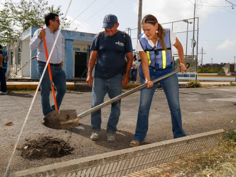 Cecilia Patrón intensifica limpieza de rejillas en Mérida para prevenir inundaciones durante la temporada de lluvias.