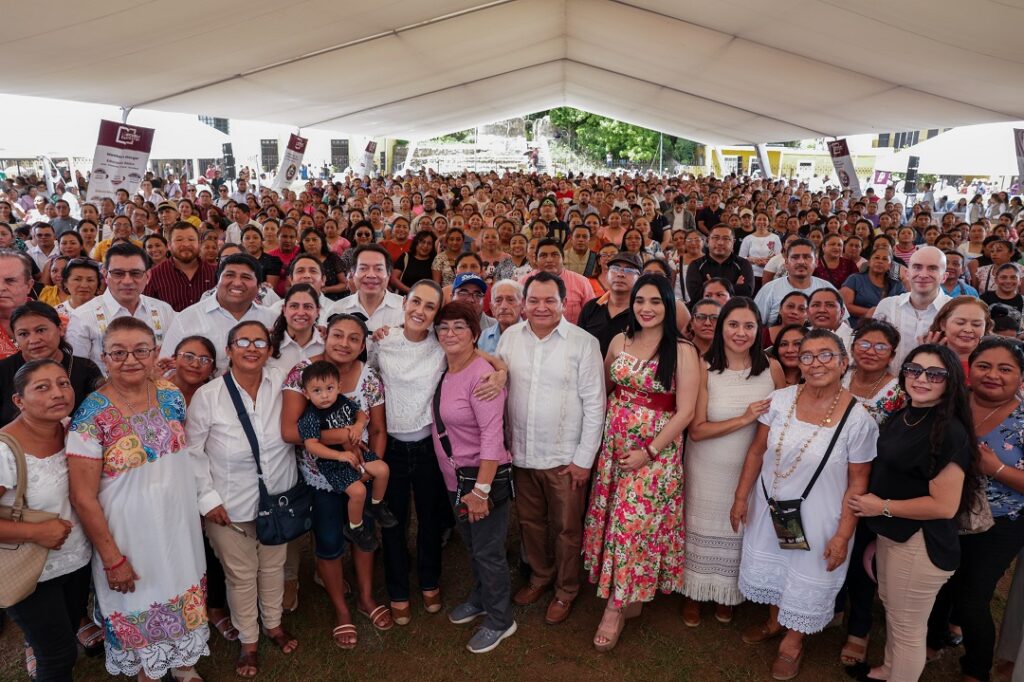 Presidenta Sheinbaum y Gobernador Díaz Mena entregan apoyos en Izamal