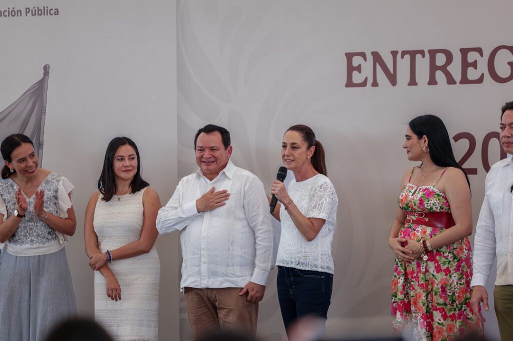 Presidenta Sheinbaum y Gobernador Díaz Mena entregan apoyos en Izamal