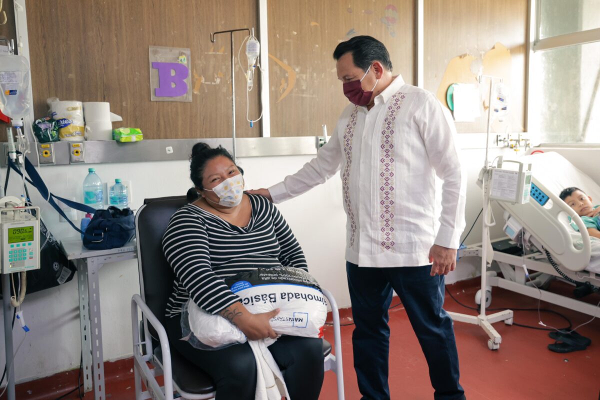 Entregan 40 sillas cama en el Hospital O’Horán para dignificar la estancia de familiares de pacientes pediátricos en Yucatán.