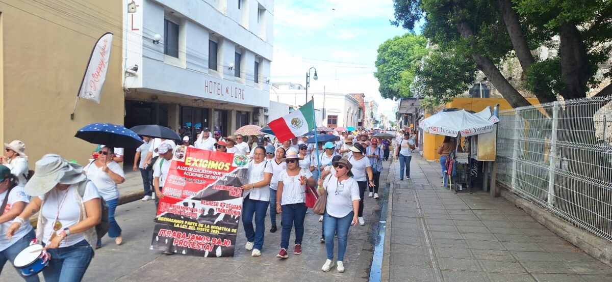 Docentes de SECUNY protestan en Mérida y exigen aguinaldo completo, bonos y pagos pendientes. Plantón frente a Palacio de Gobierno.