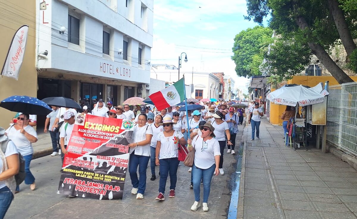 Docentes de SECUNY protestan en Mérida y exigen aguinaldo completo, bonos y pagos pendientes. Plantón frente a Palacio de Gobierno.