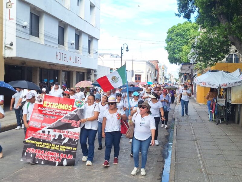 Docentes de SECUNY protestan en Mérida y exigen aguinaldo completo, bonos y pagos pendientes. Plantón frente a Palacio de Gobierno.