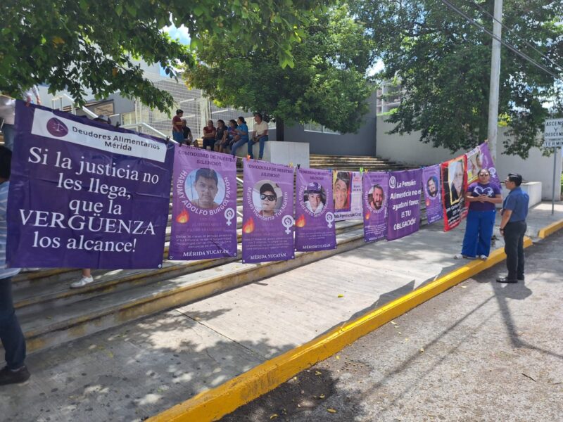 Colocan tendedero de deudores alimentarios en Mérida para visibilizar violencia económica contra mujeres y niños en Yucatán.