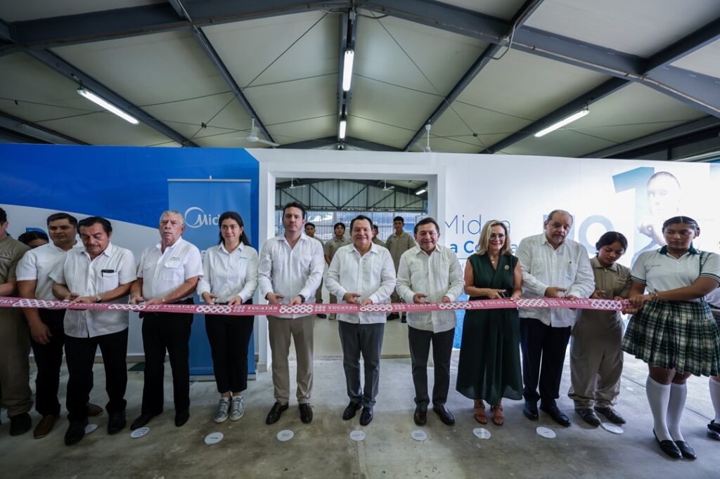 Díaz Mena firma convenios en beneficio del CONALEP Mérida II