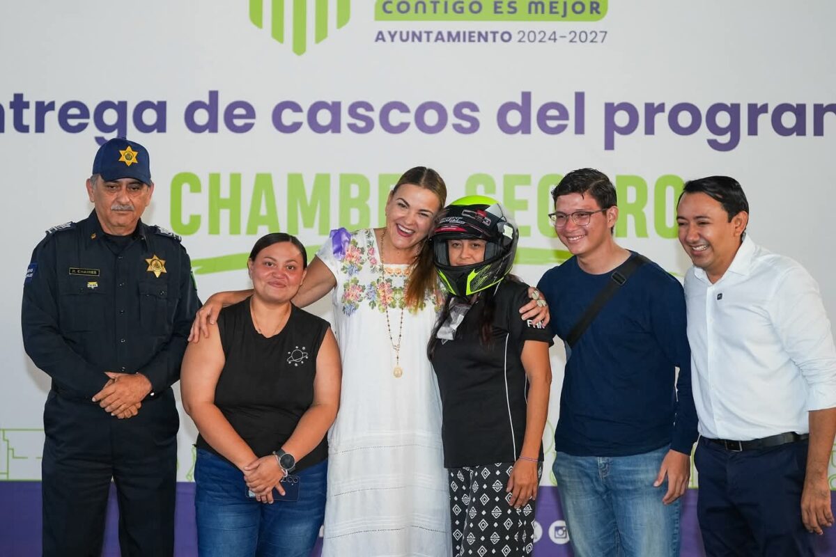 Cecilia Patrón entrega cascos certificados a repartidores en Mérida con el programa “Chambea Seguro” para fortalecer la seguridad vial.