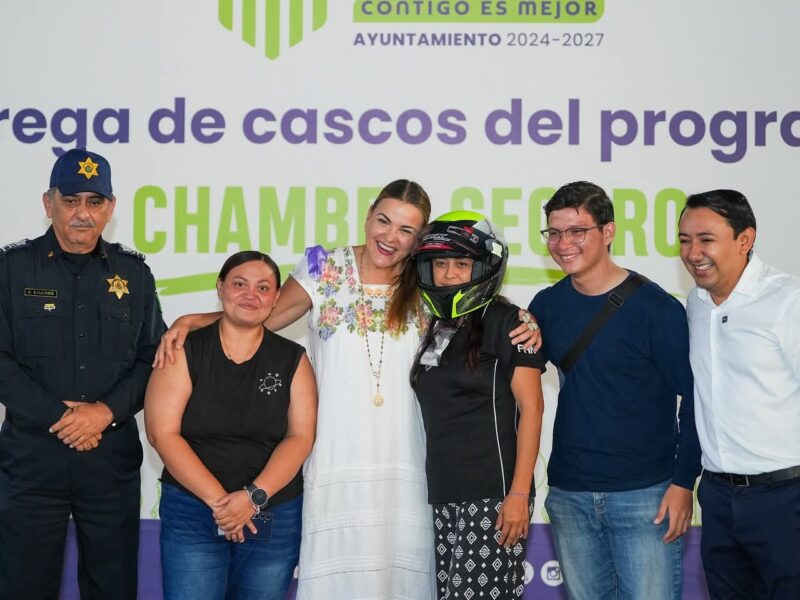 Cecilia Patrón entrega cascos certificados a repartidores en Mérida con el programa “Chambea Seguro” para fortalecer la seguridad vial.