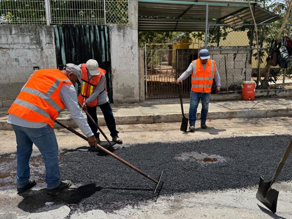 Avanza Programa de Bacheo Bienestar en colonias de Mérida