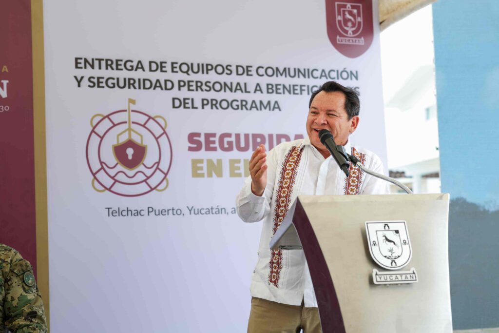 Entregan chalecos salvavidas y radios a pescadores de Telchac Puerto