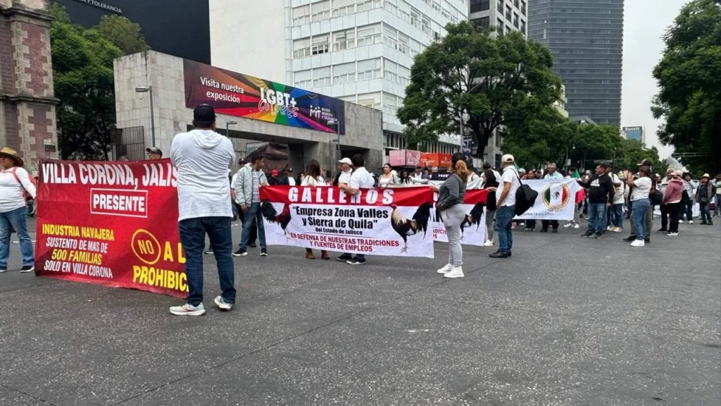 Marchan a favor de las peleas de gallos en CDMX