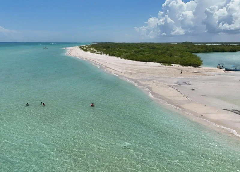 Descubre playas poco conocidas en Yucatán ideales para el verano 2025, perfectas para escapar del calor y del turismo masivo.