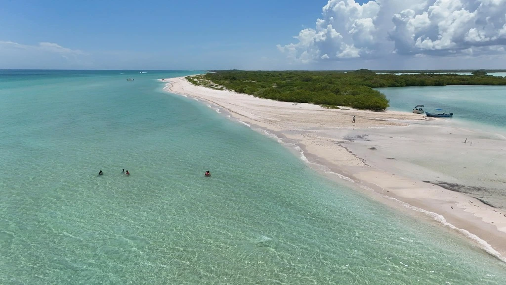 Descubre playas poco conocidas en Yucatán ideales para el verano 2025, perfectas para escapar del calor y del turismo masivo.