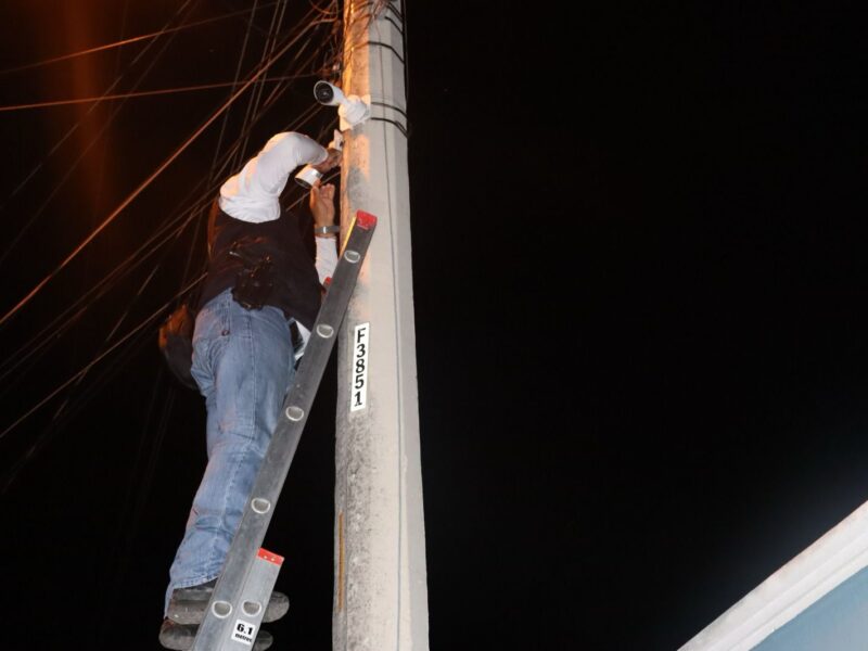 Retiran cámaras en postes públicos por violar Ley de Videovigilancia en Yucatán. No tenían autorización ni uso legal.