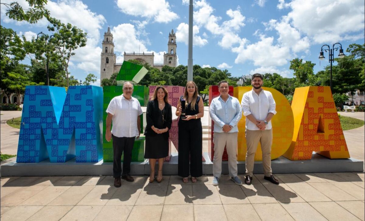 Cecilia Patrón recibe el Distintivo Lidera por innovación en el gobierno local, un reconocimiento al modelo de gestión de Mérida.