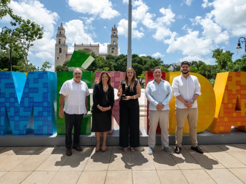 Cecilia Patrón recibe el Distintivo Lidera por innovación en el gobierno local, un reconocimiento al modelo de gestión de Mérida.