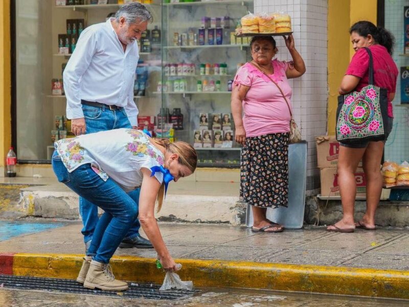 Cecilia Patrón supervisa calles del Centro de Mérida durante lluvias para prevenir encharcamientos y garantizar seguridad a las familias.