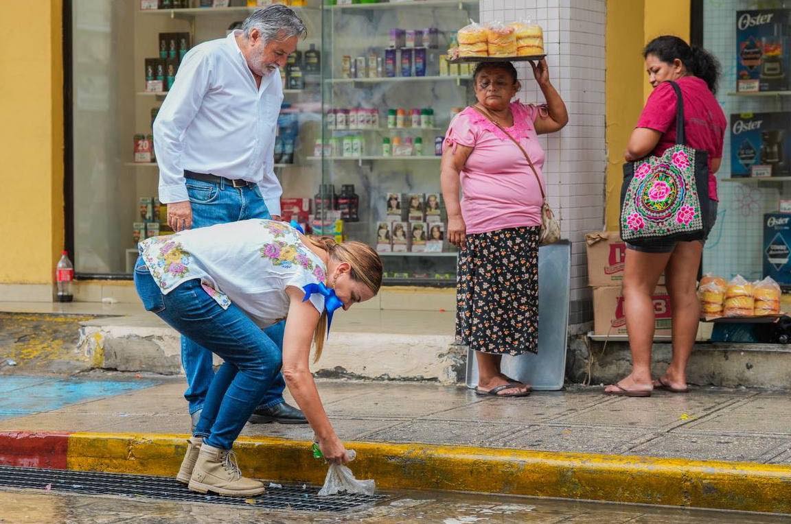 Cecilia Patrón supervisa calles del Centro de Mérida durante lluvias para prevenir encharcamientos y garantizar seguridad a las familias.