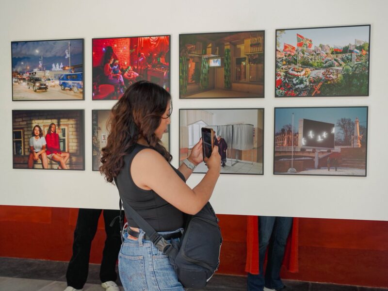 World Press Photo 2025 llega al Museo Franz Mayer con 144 impactantes imágenes que retratan conflictos globales y la lucha por la verdad.