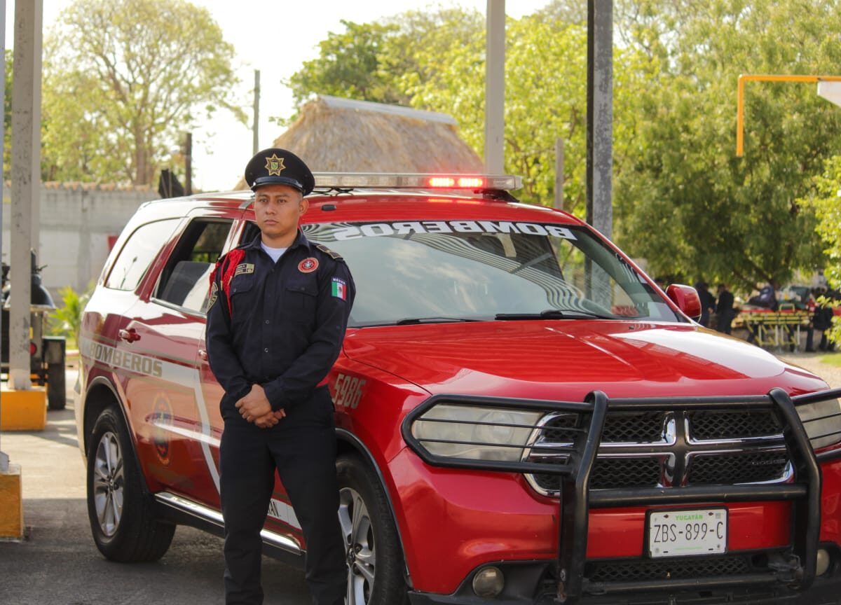 Yucateco se une a brigada mexicana que combate incendios forestales en Canadá, en la provincia de Manitoba.