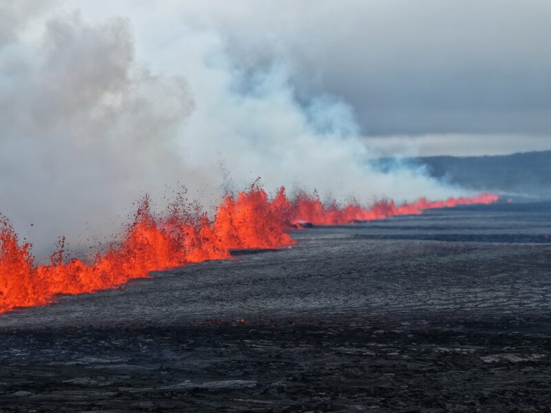 Un volcán en Islandia entra en erupción por novena vez desde 2023, con dos grietas activas y evacuaciones en la península de Reykjanes.