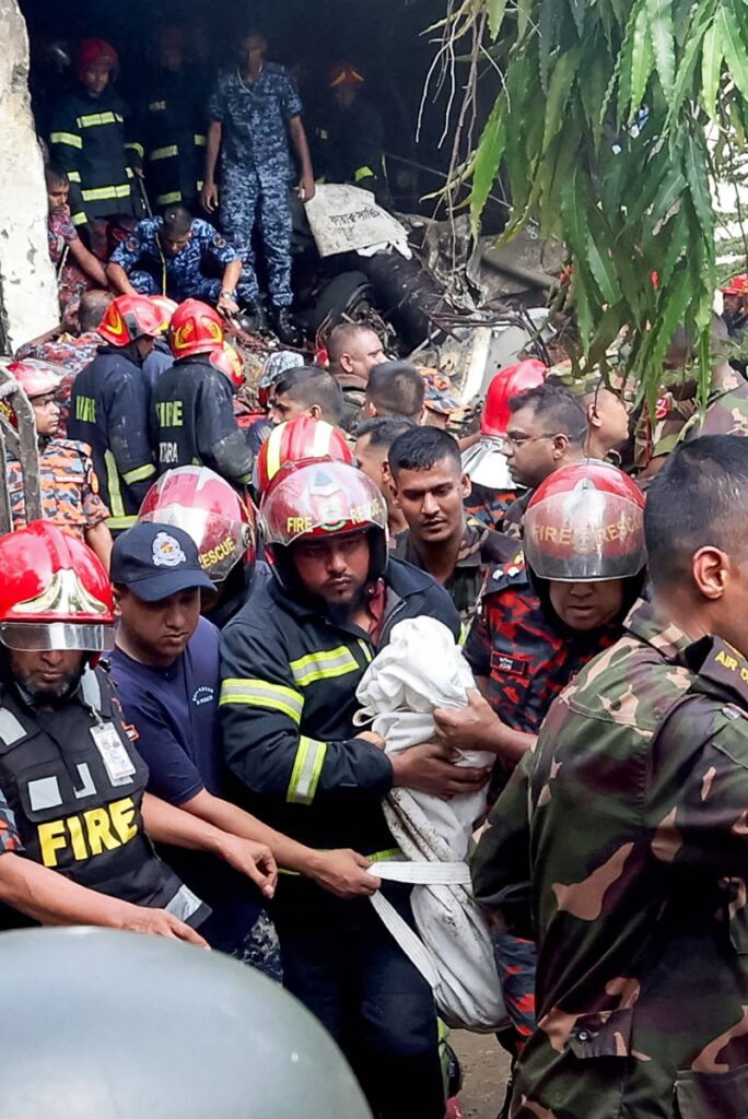 Accidente aéreo en Bangladesh deja 20 muertos y 70 heridos