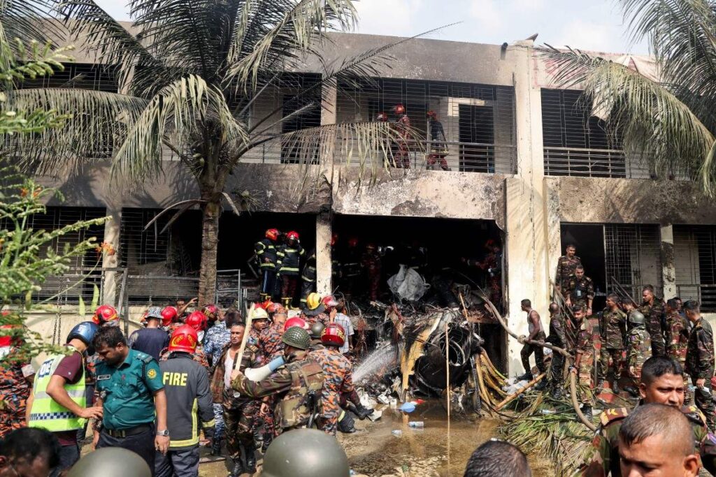 Accidente aéreo en Bangladesh deja 20 muertos y 70 heridos