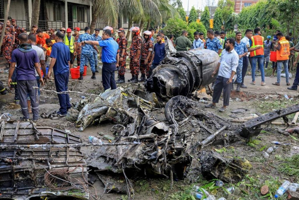 Accidente aéreo en Bangladesh deja 20 muertos y 70 heridos