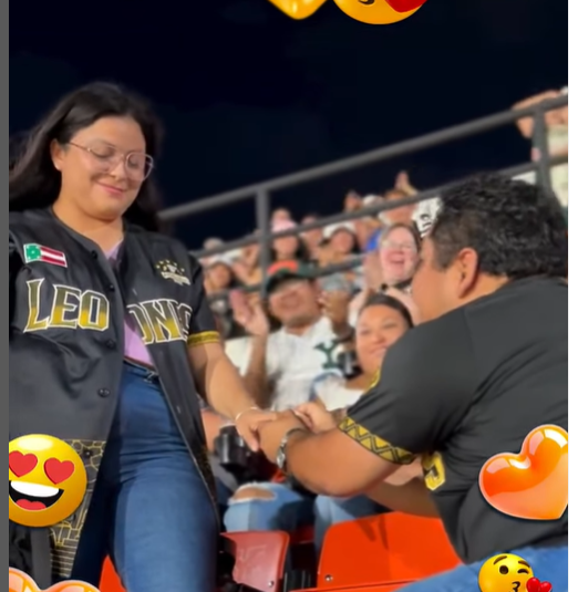 Le pide matrimonio a su novia en pleno partido de los Leones de Yucatán en el Kukulcán. ¡El amor también se juega en el diamante!