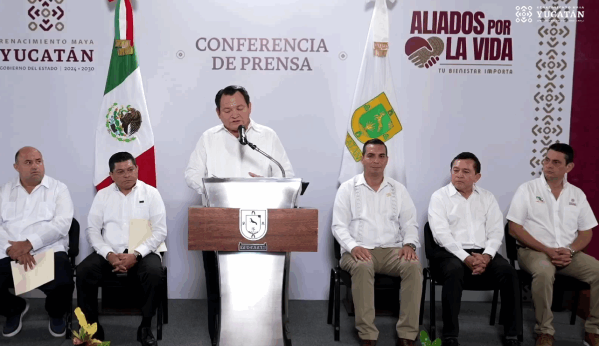 Díaz Mena anuncia aumento de aguinaldo y beneficios para maestros y reforma al ISSTEY que permitirá jubilación sin límite de edad.