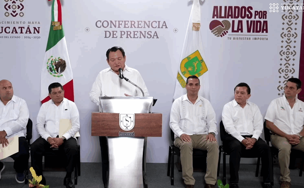 Díaz Mena anuncia aumento de aguinaldo y beneficios para maestros y reforma al ISSTEY que permitirá jubilación sin límite de edad.