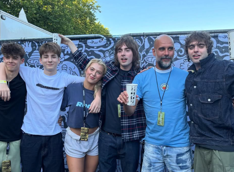 Pep Guardiola presente en concierto Oasis en Manchester, cantando y entre ovaciones y abucheos en un momento inolvidable para los fans.