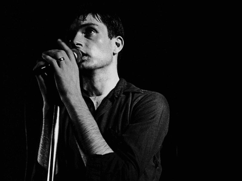 Ian Curtis, voz barítono de Joy Division, dejó un legado eterno en la música post-punk. Su arte sigue resonando a más de 40 años de su muerte.