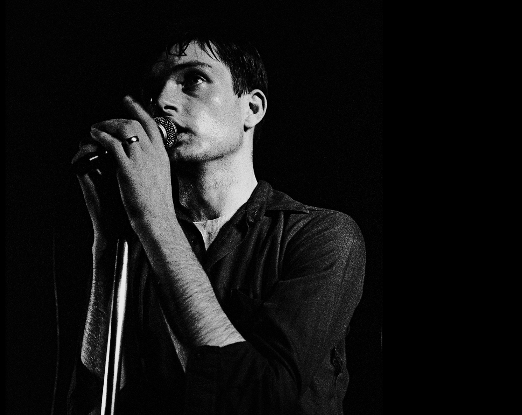 Ian Curtis, voz barítono de Joy Division, dejó un legado eterno en la música post-punk. Su arte sigue resonando a más de 40 años de su muerte.