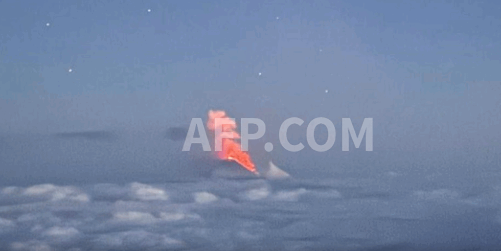 El volcán Kliuchevskoi entra en erupción en Rusia tras un sismo de magnitud 8.8; se emiten alertas de tsunami en la región del Pacífico.