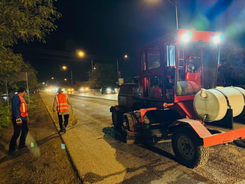 Exhortan a manejar con precaución en el Periférico de Mérida por falla en planta de asfalto que impidió concluir recubrimiento vial.
