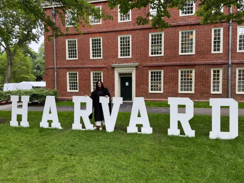 Laura Aguilar Franco, médica yucateca, obtuvo una maestría en salud pública por Harvard, tras años de esfuerzo desde la UADY.