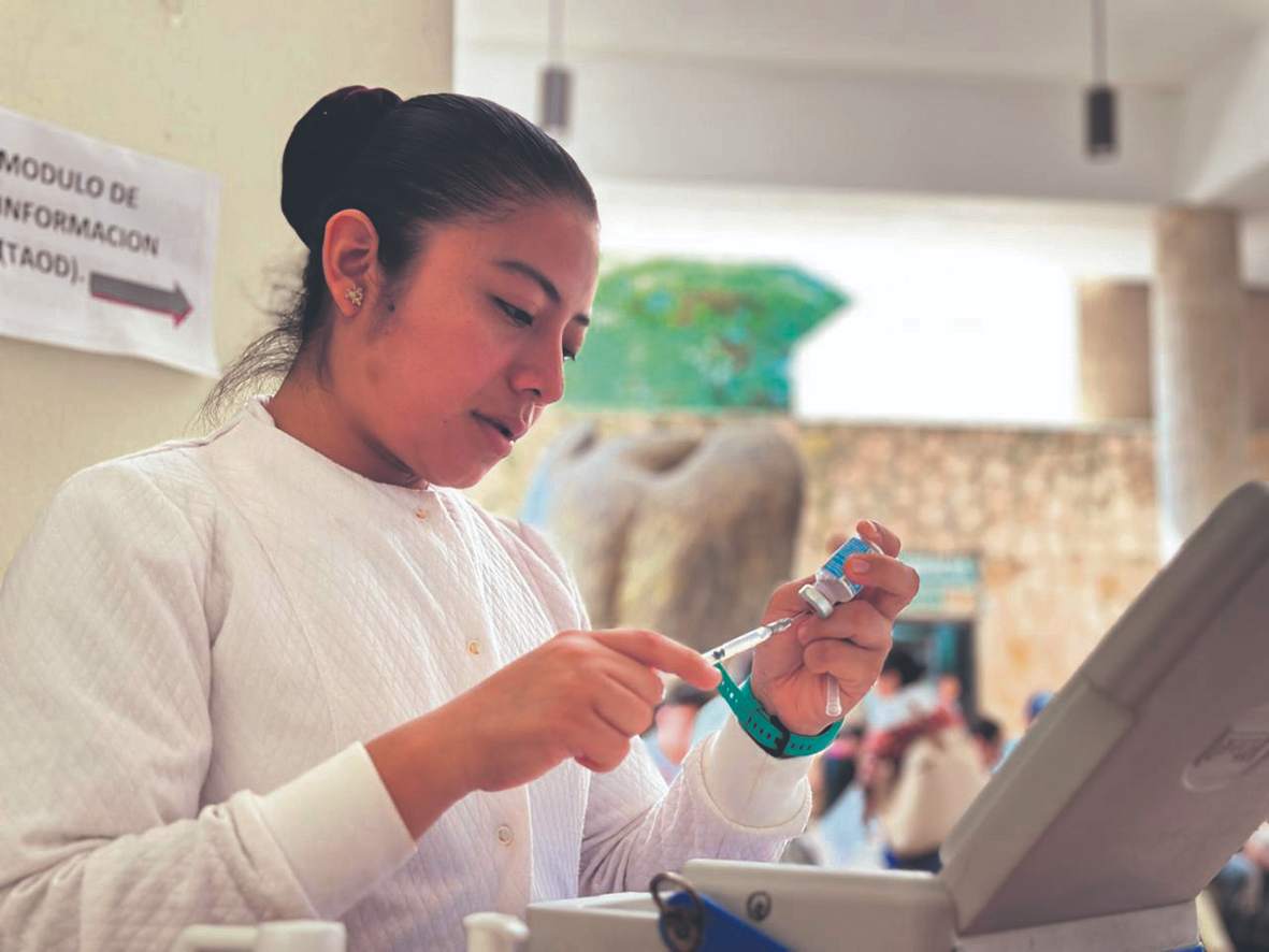 Prevén abasto de medicamentos en IMSS Yucatán a finales de julio tras compra consolidada, según delegado Alfonso Sansores.