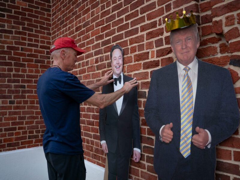 Trump no descarta deportar a Elon Musk tras críticas a su ley de presupuesto. La tensión entre ambos crece.