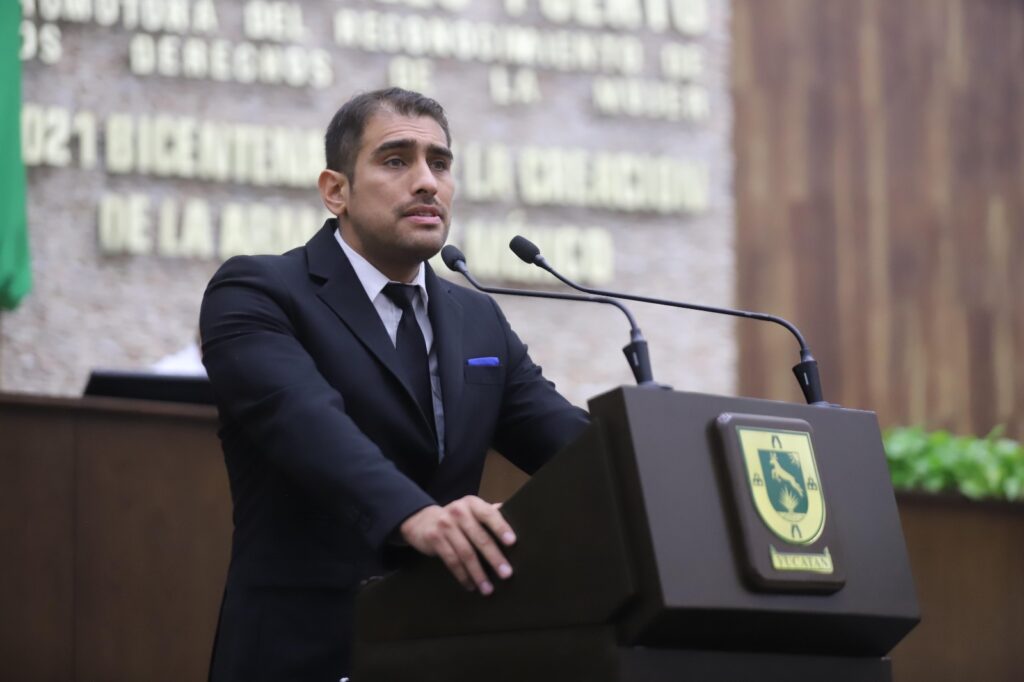 Congreso de Yucatán da reconocimiento a piloto que salvo 215 vidas