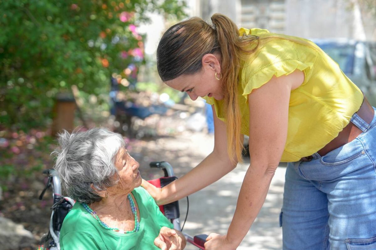 Cecilia Patrón entrega sillas de ruedas en Mérida para mejorar la calidad de vida de personas mayores y reforzar la justicia social.