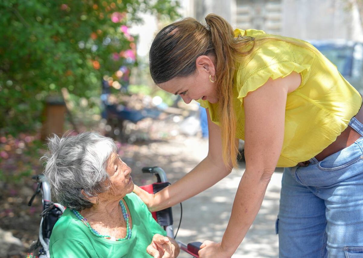 Cecilia Patrón entrega sillas de ruedas en Mérida para mejorar la calidad de vida de personas mayores y reforzar la justicia social.