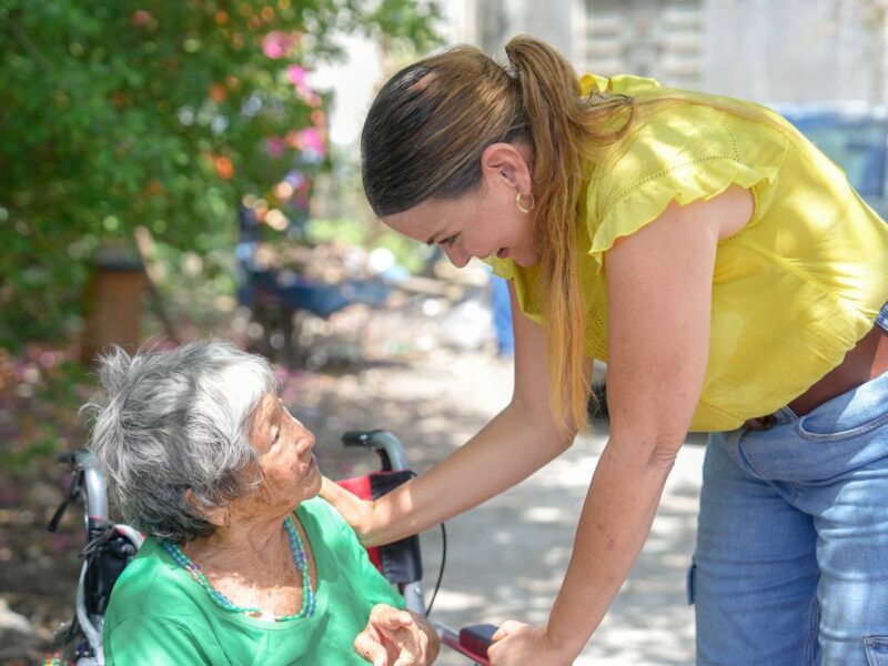 Cecilia Patrón entrega sillas de ruedas en Mérida para mejorar la calidad de vida de personas mayores y reforzar la justicia social.