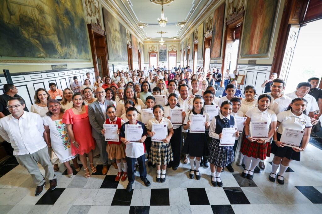 Reconocen a estudiantes de Yucatán por destacar en la Olimpiada del Conocimiento 2025 con becas y apoyos del Gobierno y Fundación BBVA.