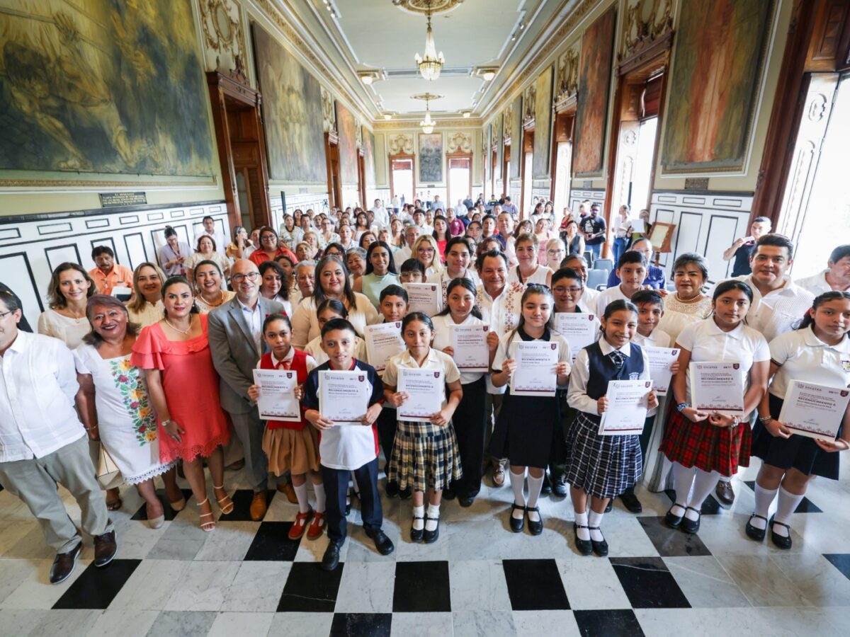 Reconocen a estudiantes de Yucatán por destacar en la Olimpiada del Conocimiento 2025 con becas y apoyos del Gobierno y Fundación BBVA.