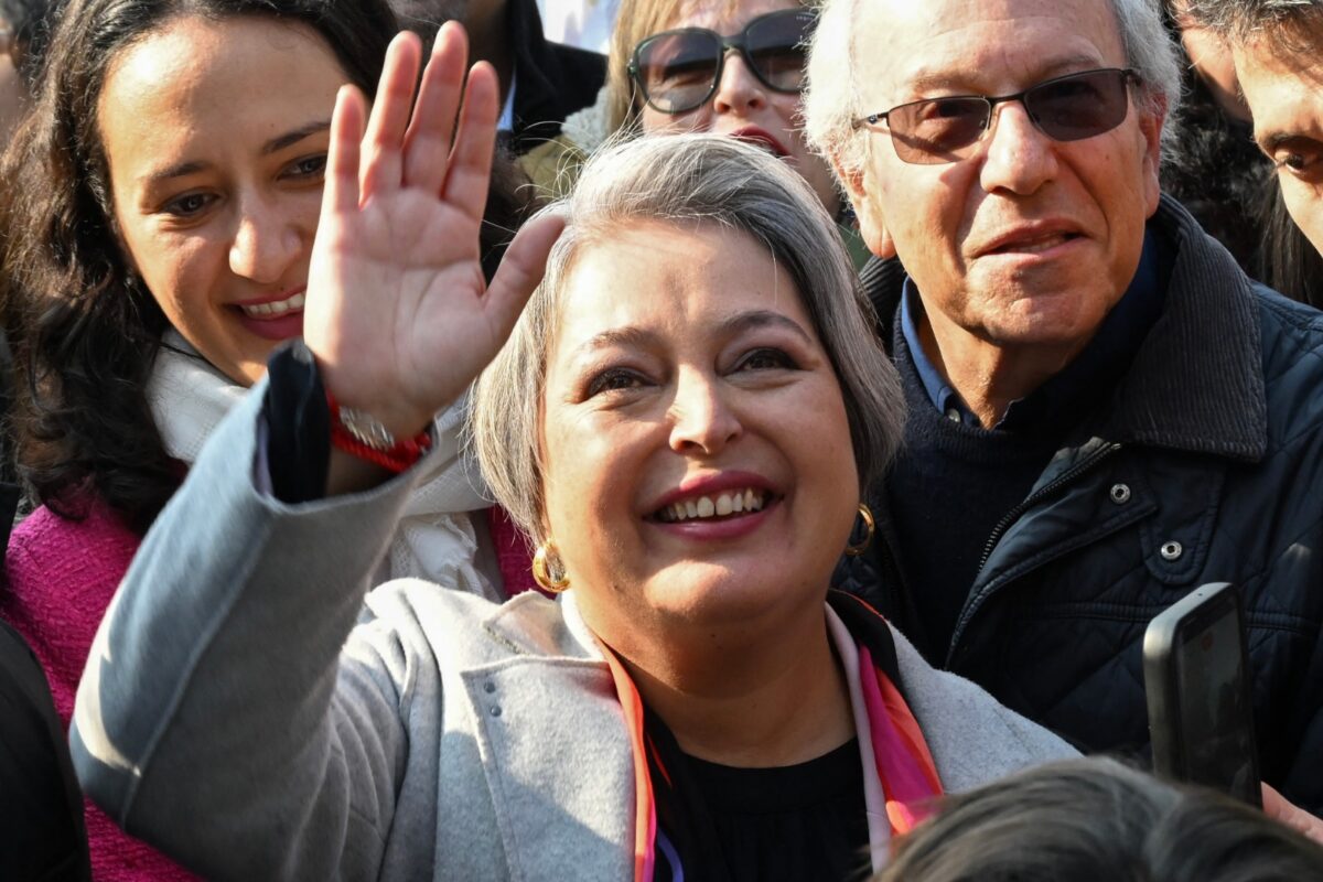 Jeannette Jara, la abogada comunista carismática, lidera la izquierda en Chile y enfrenta a la derecha en las elecciones presidenciales.