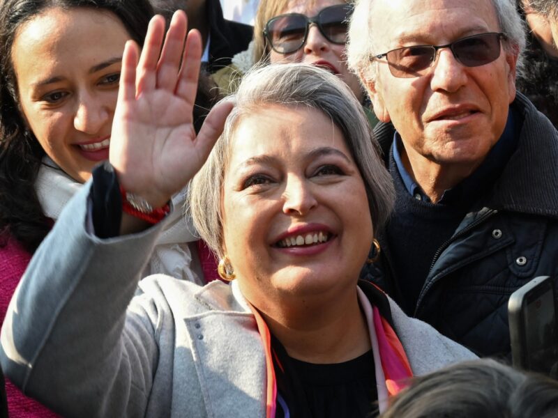Jeannette Jara, la abogada comunista carismática, lidera la izquierda en Chile y enfrenta a la derecha en las elecciones presidenciales.