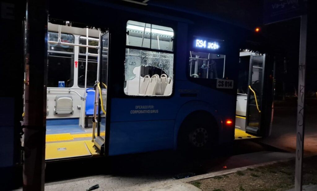 Pasajera rompe ventana de autobús Va y Ven en Ciudad Caucel por temor a ser víctima de un delito. Autoridades califican el hecho como malentendido.