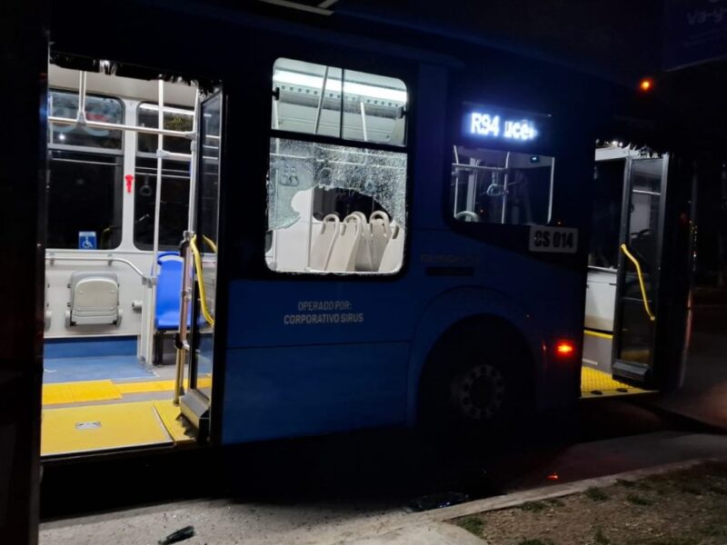 Pasajera rompe ventana de autobús Va y Ven en Ciudad Caucel por temor a ser víctima de un delito. Autoridades califican el hecho como malentendido.