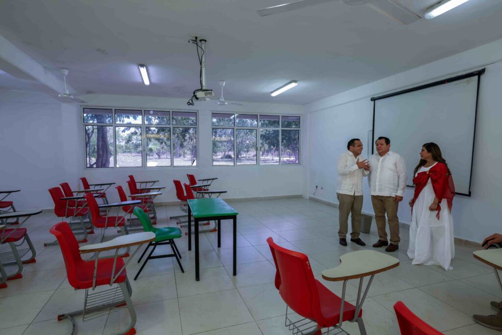 Díaz Mena anuncia ampliación de la UTC de Izamal